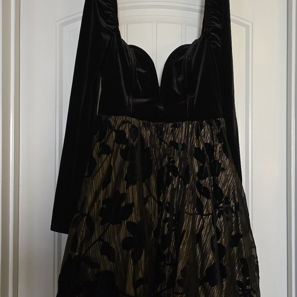 Encore Velvet Mini Dress By ASHLEY PARK (A RTR Dresz) - Picture 4 of 6